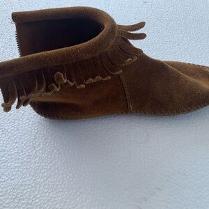 Brown leather Minnetonka moccasins, size 6, gently worn